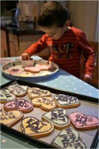love hearts 3 Easy Conversation Heart Cookies. How to make Love Heart Cookies. Homemade Conversation Heart Treats to give to Classmates. Valentines Day Ideas for Kids #ConversationHearts #hearts #cookies #valentines