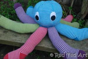 From kids's old tights to an (almost no sew) Octopus Plushie. This is an adorable DIY Keepsake made from upcycled tights. So cute. Just lovely.