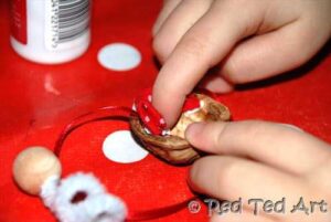 walnuss kind basteln walnut christmas crafts