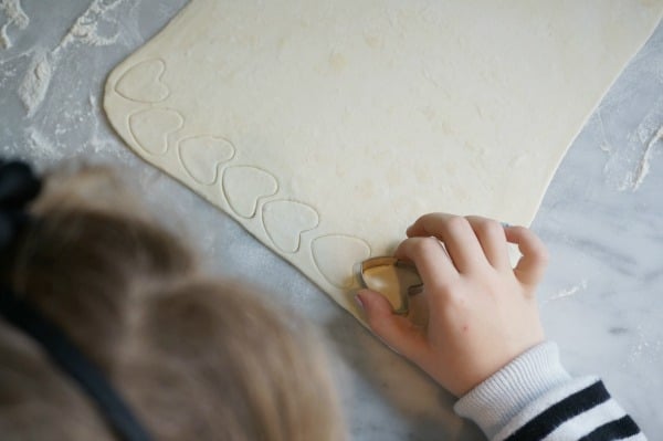 valentine-tart-child-cutting