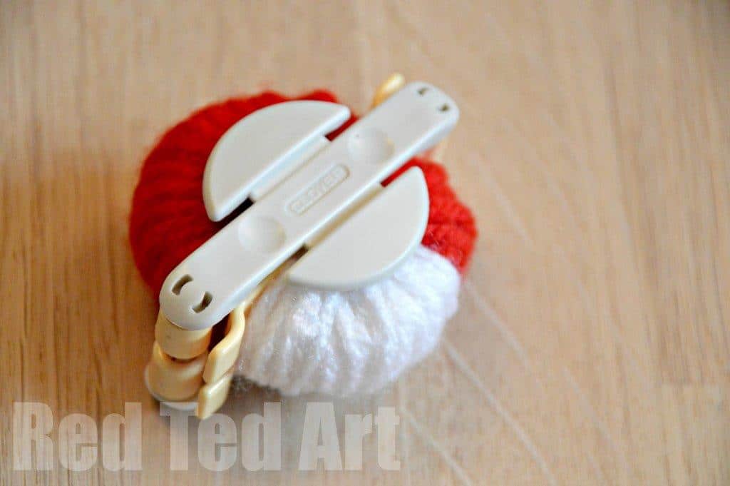 How to use a pompom maker