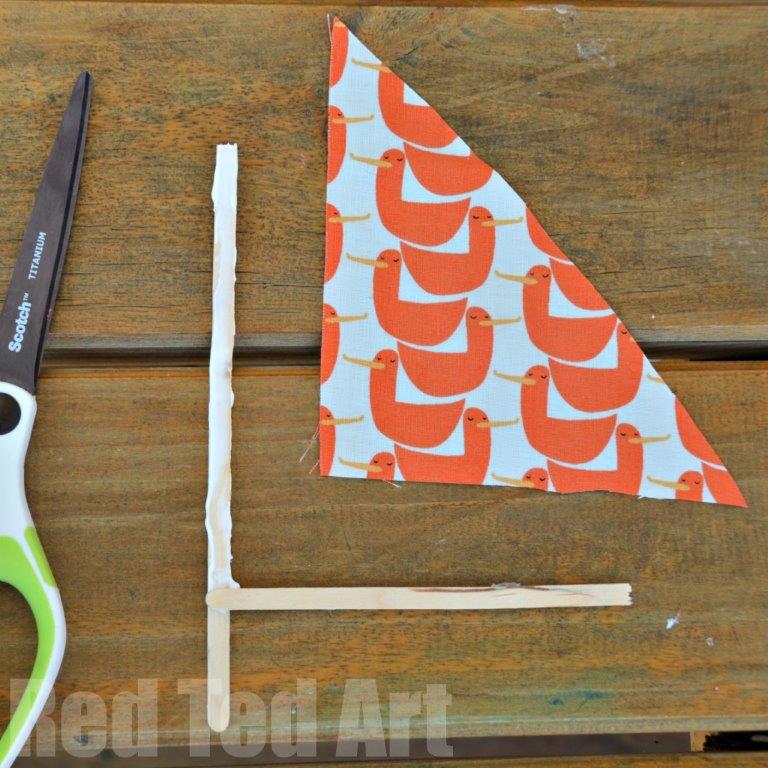 Driftwood Boats - how to make a sail boats from drift wood. Pretty Summer Decor and toys for kids #driftwood #summer #boats