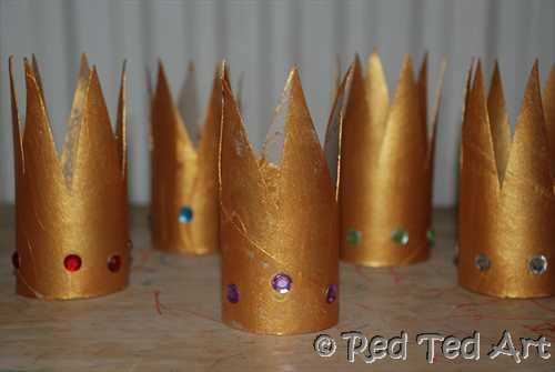 TP Roll Crown Craft. 12 Christmas TP Roll Crafts. We love Christmas and these Toilet Paper Roll Christmas Crafts for Kids are ADORABLE!! #TPRolls #Christmas #recycledchristmas #christmasforkids