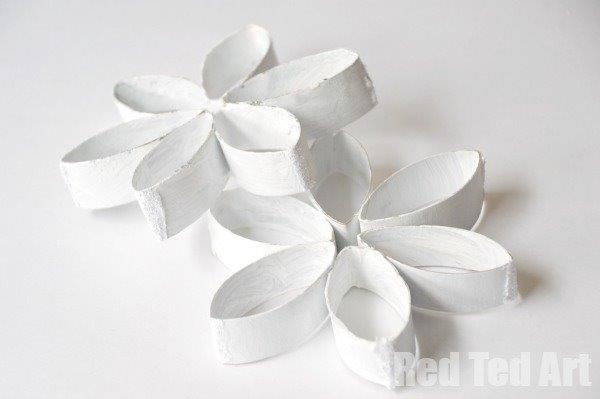 TP Roll Snowflakes. 12 Christmas TP Roll Crafts. We love Christmas and these Toilet Paper Roll Christmas Crafts for Kids are ADORABLE!! #TPRolls #Christmas #recycledchristmas #christmasforkids