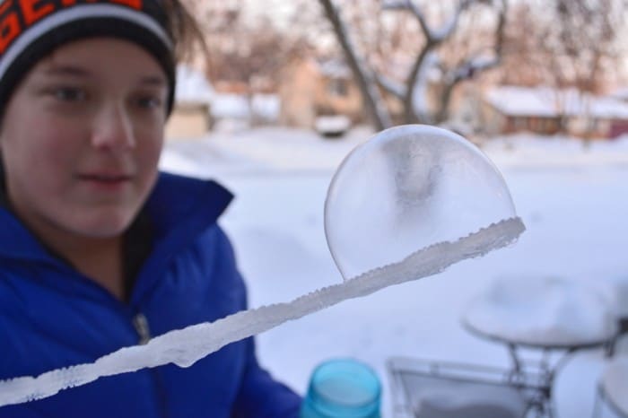 soplado de burbujas congeladas-actividades de día de nieve