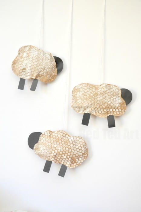 Cute Spring Sheep Craft Mobile for Preschoolers - Bubble Wrap Crafts - easy Bubble Print Sheep Mobile Craft for Preschool. Make these Bubbel Wrap Puffy Sheep. #preschool #bubblewrap #printing #recycling #sheep #lamp #roomdecor