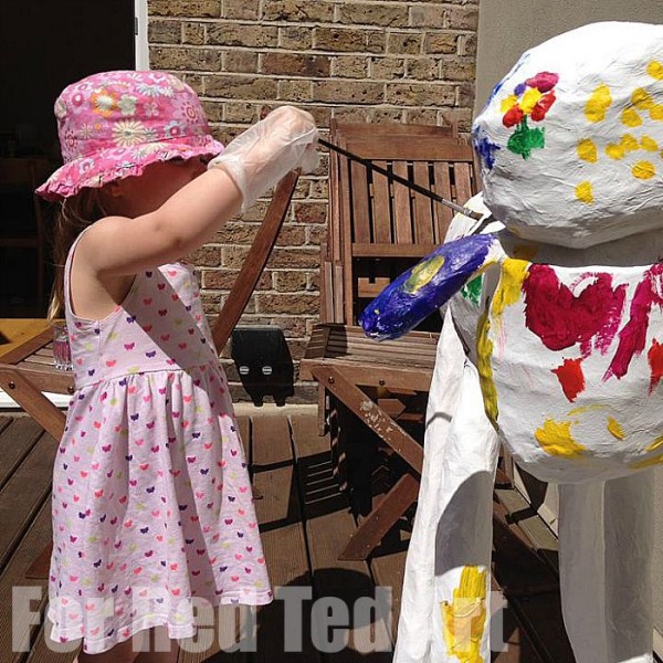 How to make Papier Mache Sculptures - shaun the sheep - papier maching - final painting