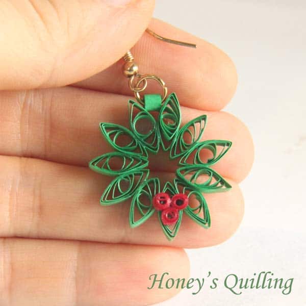 Paper Quilling for Beginners make an Christmas Wreath - perfect as Quilled Earrings or for Greeting Cards (13)