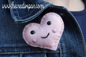DIY Felt Heart - such an adorable little craft - turn it into a brooch, keychain or pocket friend. Such a cute beginners sewing project (5)