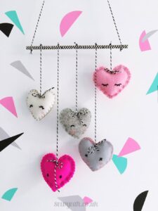 MAKE A FELT HEART MOBILE - DIY Heart Felt mobile