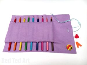 No Sew Pencil Roll Up - no sew too! This is a super easy pencil case DIY, that can be used for make up brushes or crochet hooks too! Love that it is no sew and easily customisable