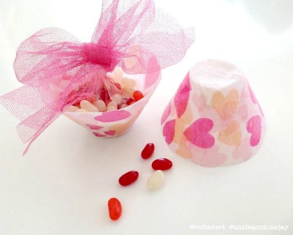 DIY Fabric Bowls - a super fun and cute fabric heart bowl idea to make for Valentines Day. They make great valentines decorations or valentines gifts!