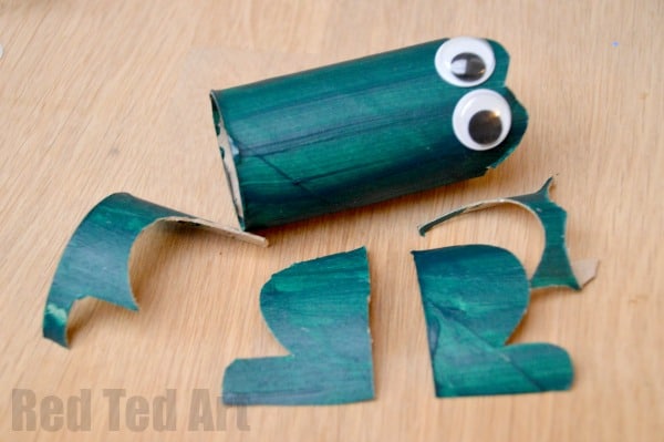Toilet Paper Roll FROG Craft - oh man, these little frogs are so stinking cute! Love the upcycled TP Roll Craft for kids. Great for any playset and exploring the seasons. Lots more TP Roll Animal Crafts found here!