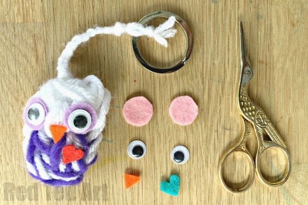 Easy Finger Knitting Owls - A fabulous 2 for 1 finger knitted project for kids. Turn these cute yarn owls into keychains/ back pack charms or use them as adorable Owl Ornament DIYs. Love. So sweet.