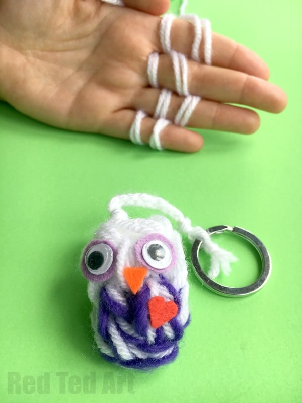 Easy Finger Knitting Owls - A fabulous 2 for 1 finger knitted project for kids. Turn these cute yarn owls into keychains/ back pack charms or use them as adorable Owl Ornament DIYs. Love. So sweet.