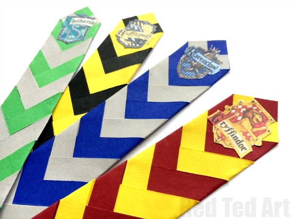 Beautiful Harry Potter bookmarks.  Love these awesome chevron house coloring paper bookmarks, including free house badge printables.  Perfect for all Harry Potter fans #Paper #bookmarks #HarryPotter #Crafts