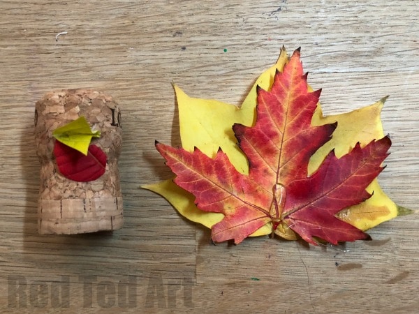 Leaf Turkey Craft - Thanksgiving Place Cards - A quick 5 minute craft for Thanksgiving. These little leaf turkey corks are quick and easy to make. They are a great little decoration or place card for thanksgiving. Either use fresh leaves (for temporary look) or preserve your leaves (info linked in article) first.. but aren't they adorable?