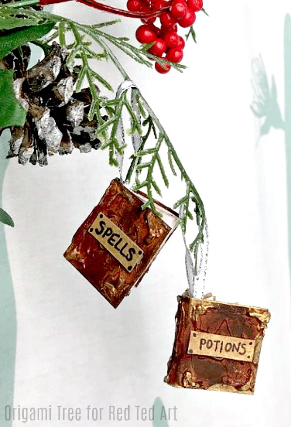 DIY Harry Potter Potions Notebook - Irristible mini spells and potion books for Harry Potter fans. Use them to write in.. or wouldn't they make GREAT DIY Paper Ornaments too?! Dying of cuteness! #Harrypotter #harrypotterdiy #potionsbook #potions #ornaments #notebookdiy