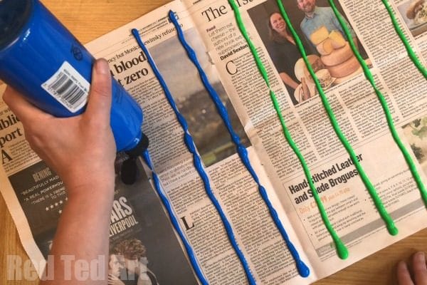 How to Make Paper Straws - make your own straws for crafting this season. Great for the environment, inexpensive and lots of fun! Love upcycled Newspaper DIYs. #newspapers #newspapercrafts #upcycling #recycling #paperstraws #howto #howtomake 