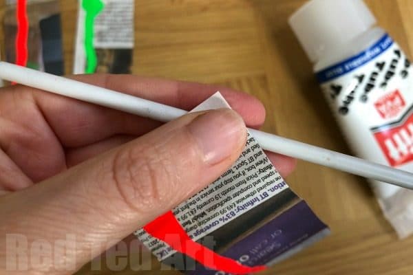 How to Make Paper Straws - make your own straws for crafting this season. Great for the environment, inexpensive and lots of fun! Love upcycled Newspaper DIYs. #newspapers #newspapercrafts #upcycling #recycling #paperstraws #howto #howtomake 
