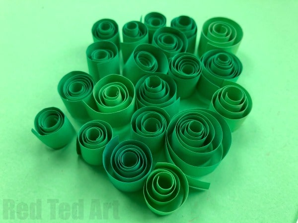 Quilled Christmas Tree Cards. Love these fun 3D Christmas Cards for kids to make. Each one is unique and different and they make a great introduction to quilling for beginners. Love Christmas Cards for Kids!! #ChristmasCards #3dCards #quilling #quilledcards #ChristmasTree #papercrafts #kids #Kidscrafts