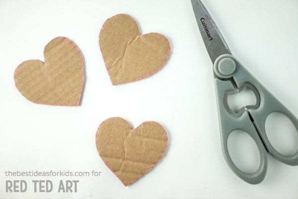 Yarn Wrapped Heart Bookmarks. A great fine motor skills activity for Valentine's Day. Not only are these little Yarn Heart Bookmarks gorgeous, but they make a great practical gift on Valentines or Mother's Day #valentines #valentinesday #mothersday #giftskidscanmake #hearts #bookmarks