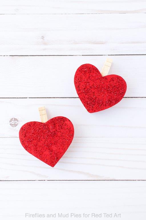 DIY Heart Magnets - make these cute magnetic clips for your fridge this Valentine's Day or Mother's Day. They look adorable and a practical too #mothersday #valentinesday #valentines #hearts #fridgemagnets
