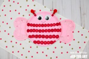 Easy Recycled Love Bugs - a great Valentines Craft for kids. Get creative with recycled cardboard and other bits for Valentines. Great Valentines Art for Kids and Preschoolers #Valentines #recycled #lovebugs #kids #preschool