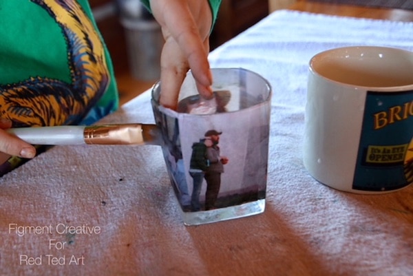 Personalised Photo Candle Holders - Learn how to make these photo candle holdes with kids. This makes a great Father's Day gift or Valentine's Day gift the kids can make #fathersday #valentines #valentinesgift #diy #personalised #kidscrafts #photocandleholder