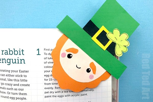 Leprechaun Corner Bookmark for St Paddy's Day - super cute Corner Bookmark Design for St Patrick's Day. We love a great Paper St Patrick's Day Craft and send some Leprechaun love to your friends... adorable #cornerbookmarks #bookmarks #leprechaun #stpatricksday 
