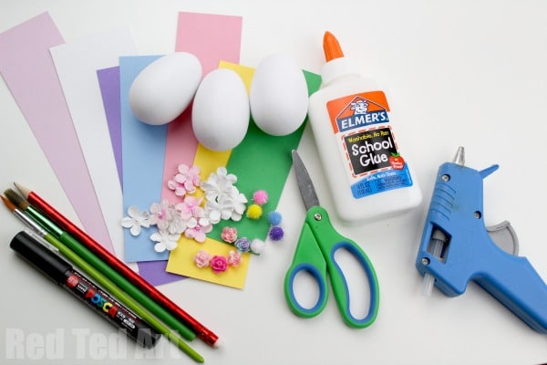 Easy DIY Bunny Eggs. Cute Spring Bunny Egg Decorations for Easter!! Love these Flower Bunny Egg Decorating idea. Easy and cute! Adorable Bunny Craft #easter #egg #eastereggs #easterbunny #bunny