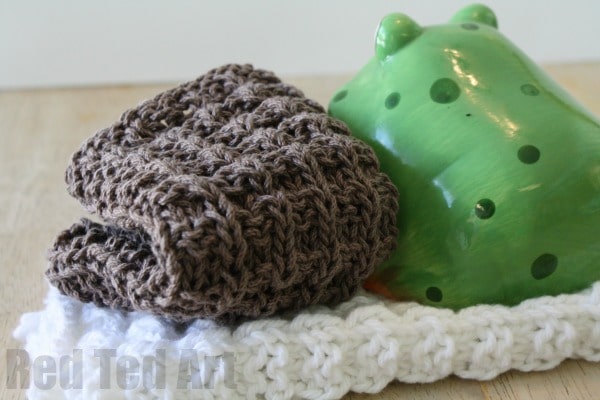 How to knit a dish cloth. Waffle stitch dish cloth knitting pattern. Easy knitting patterns for beginners. Knitting patterns for left over wool #knitting #knittingpatterns #knit