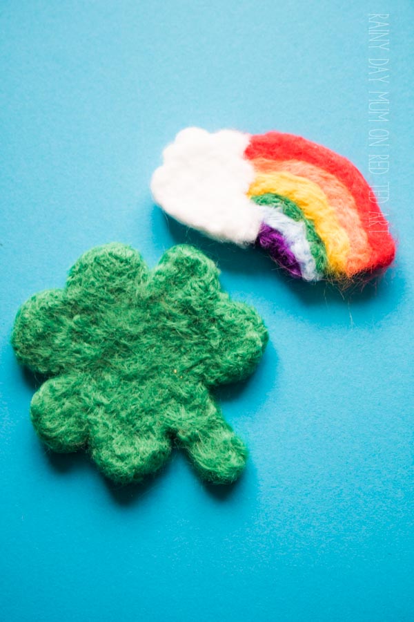 How to needle felt a shamrock for St Patrick's Day. Needle Felting shamrock. Easy shamrock DIY #shamrock #needlefelting #stpatricksday
