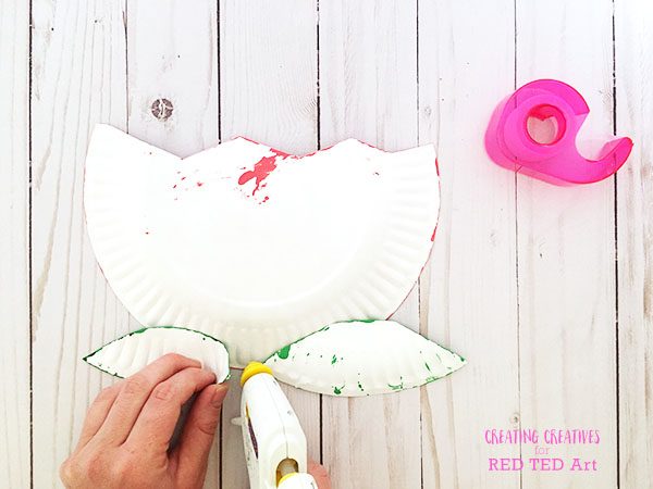 Paper Plate Flower Craft for Preschool. How to make a Paper Plate Flower quick and easy. Preschool Flower Crafts #preschool #paperplates #flowers #mothersday #Flowercraft