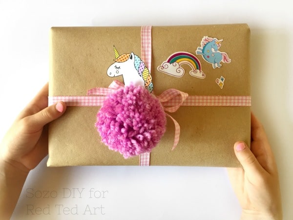 Unicorn Pom Pom. Unicorn pom pom keychain. Unicorn Pom Pom gift decoration. How to make a pom pom unicorn. Great back to school unicorn charm diy #unicorn #pompoms #backtoschool #zipperpull #charm