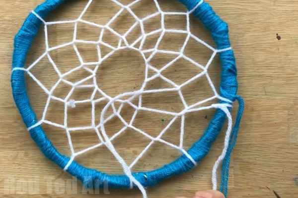 DIY Mermaid Dreamcatcher - how to make a dreamcatcher - decorate with Seashells and Sea Glass for a lovely Mermaid Decoration #mermaids #dreamcatcher #decorations #seaglass #seashells