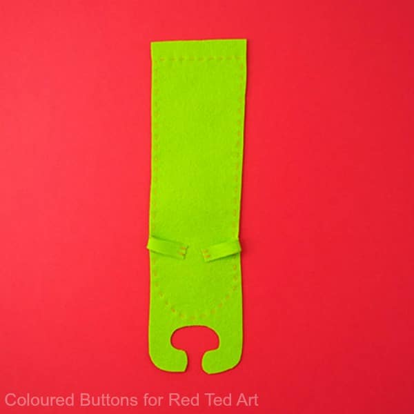 Easy Felt Monster Bookmark - sewing projects for kids. Teach kids to sew with this simple Felt Monster Bookmark DIY. Great for back to school & gift ideas #backtoschool #sewing #monsters #bookmarks