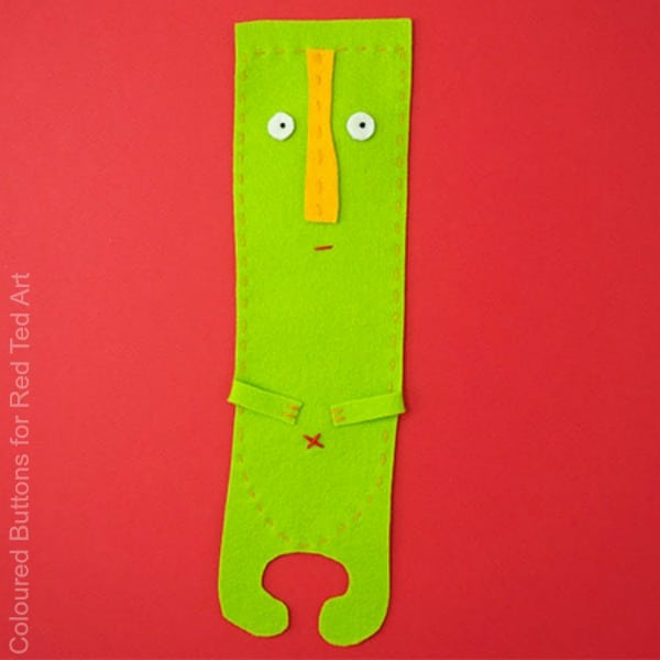 Easy Felt Monster Bookmark - sewing projects for kids. Teach kids to sew with this simple Felt Monster Bookmark DIY. Great for back to school & gift ideas #backtoschool #sewing #monsters #bookmarks