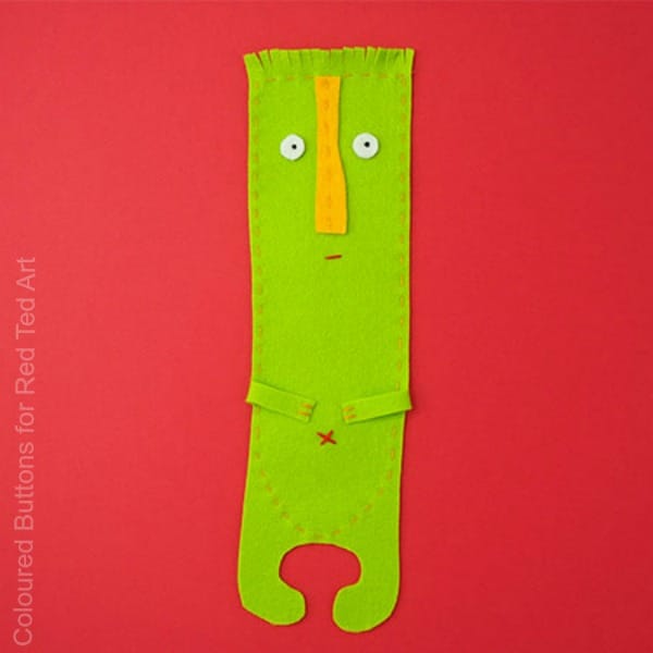 Easy Felt Monster Bookmark - sewing projects for kids. Teach kids to sew with this simple Felt Monster Bookmark DIY. Great for back to school & gift ideas #backtoschool #sewing #monsters #bookmarks