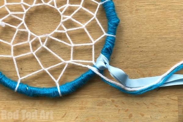 DIY Mermaid Dreamcatcher - how to make a dreamcatcher - decorate with Seashells and Sea Glass for a lovely Mermaid Decoration #mermaids #dreamcatcher #decorations #seaglass #seashells