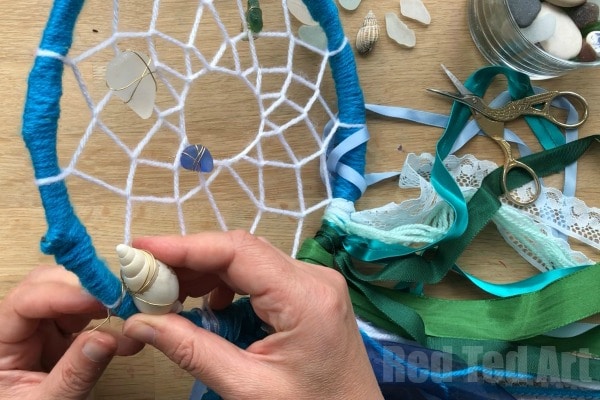 DIY Mermaid Dreamcatcher - how to make a dreamcatcher - decorate with Seashells and Sea Glass for a lovely Mermaid Decoration #mermaids #dreamcatcher #decorations #seaglass #seashells