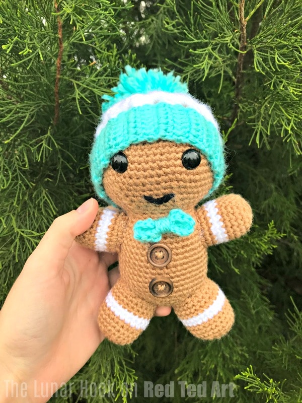 Free Gingerbread Man Crochet Pattern for Christmas. How to crochet a Gingerbread Man Toy for Christmas #christmas #crochet #pattern