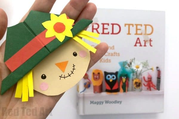 Easy Scarecrow Corner Bookmark Design for Harvest Festival. An adorable Harvest Festival Activity for kids. Make these easy Paper Scarecrow Bookmarks #scarecrow #bookmarks #papercrafts #harvest #fall