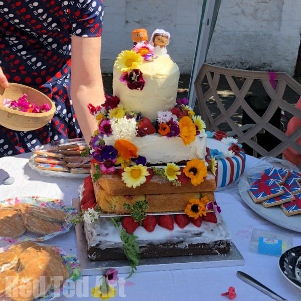 How to make a tiered wedding cake for beginners. Easy Wedding Cake Ideas. Collaborative wedding cake with edible flowers