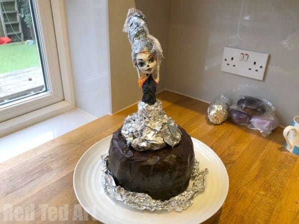 Easy Halloween Cake for Kids - from Barbie Doll Cake to Monster High Cake for Halloween. Fun, easy, SPOOKY! #Halloween #cake #baking