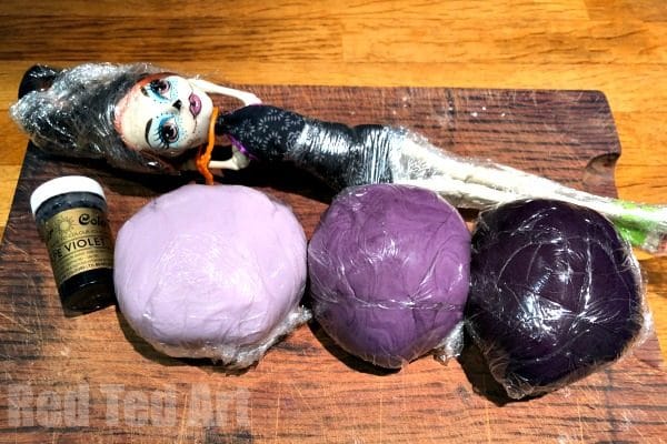 Easy Halloween Cake for Kids - from Barbie Doll Cake to Monster High Cake for Halloween. Fun, easy, SPOOKY! #Halloween #cake #baking