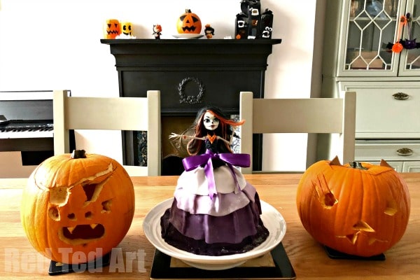 Easy Halloween Cake for Kids - from Barbie Doll Cake to Monster High Cake for Halloween. Fun, easy, SPOOKY! #Halloween #cake #baking