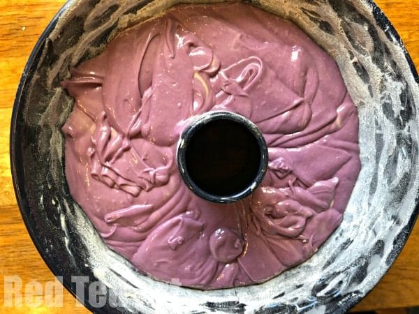Easy Halloween Cake for Kids - from Barbie Doll Cake to Monster High Cake for Halloween. Fun, easy, SPOOKY! #Halloween #cake #baking