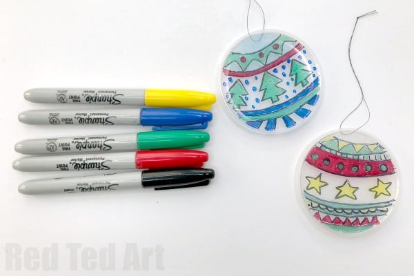 DIY Stained Glass Effect Plastic Lid Christmas Ornaments - from empty pringle lid.. to handmade pringle Christmas Ornaments. #christmas #decorations #stainedglass