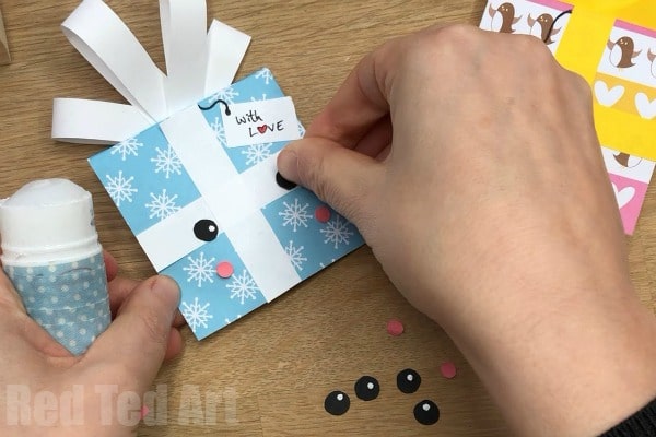 Christmas Gift Bookmark Corner Design. Make these Christmas Bookmark Corners from Gift Wrap for either Christmas Gifts or Birthday Gifts. So cute! #kawaii #gift #bookmark #cornerbookmark